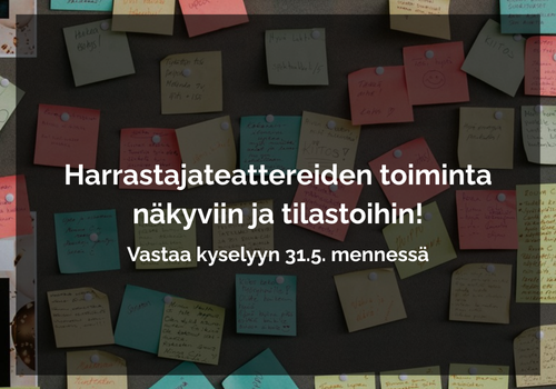 Kuvituskuva. Sermi johon on kiinnitetty post it-lapuilla palautetta esityksestä