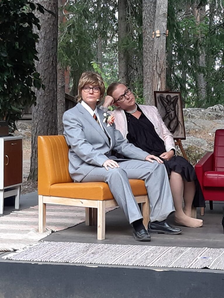 Kuvassa on roolihahmoni Aatos sohvalla Liisan (Maria Mesimetsä) kanssa Eeva-Liisa Mannerin Uuden Vuoden Yö -näytelmässä. Kuva: Marika Ritala
