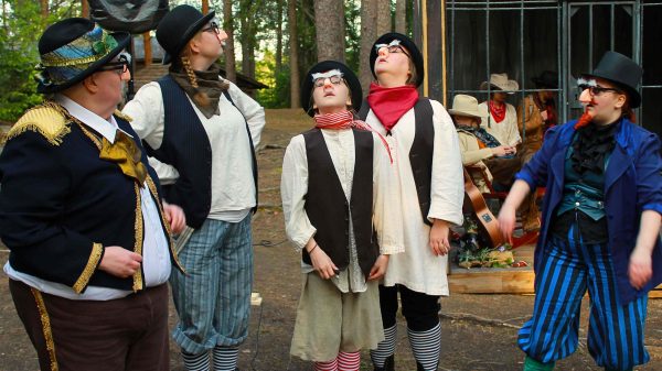 Kuvassa on High Lake Cityn kultajahti -näytelmästä pormestari (Kati Mykkänen), rosvokolmikko (Maria Mesimetsä, Hilla Haaranen ja Eeva Jäntti) sekä Levänen (Niina Hyytiäinen). Kuva: Kaisa Vuorinen