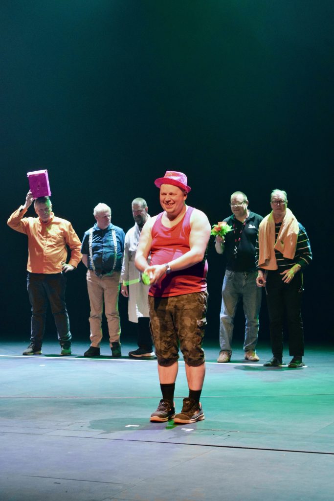 Kuvassa Etelä-Karjalan Kansalaisopiston Joutsenon musiikkiteatteriryhmä Lappeenrannan Hyppy! -tapahtumassa vuonna 2025.