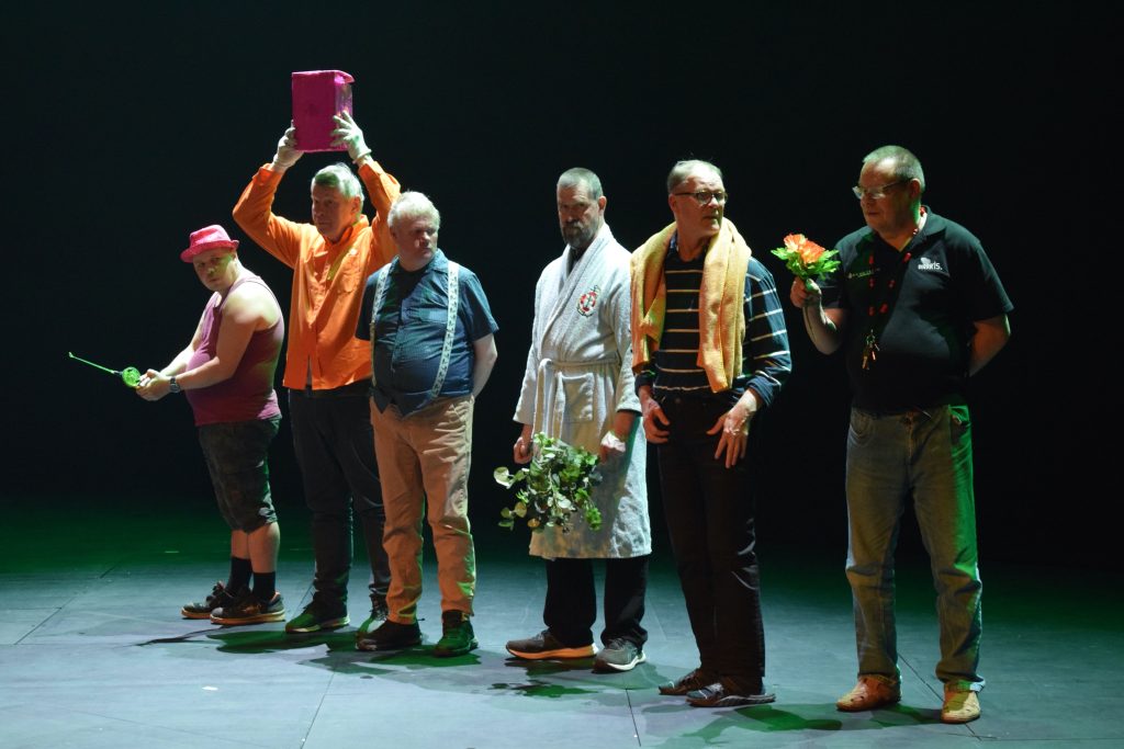 Kuvassa Etelä-Karjalan Kansalaisopiston Joutsenon musiikkiteatteriryhmä Lappeenrannan Hyppy! -tapahtumassa vuonna 2025.