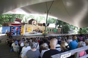 Kuva kesäteatterista katsomosta lavalle päin.